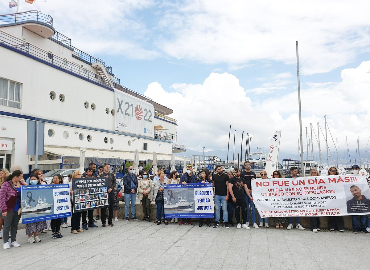 Concentración de los familiares de los fallecidos del Pitanxo ayer en Vigo.