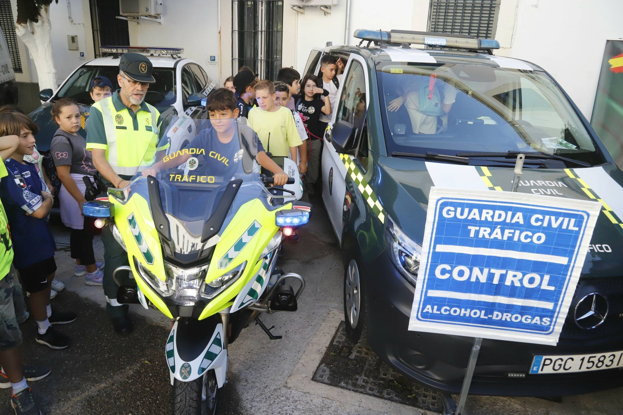 La Jornada de puertas abiertas de la Guardia Civil de Córdoba, en imágenes