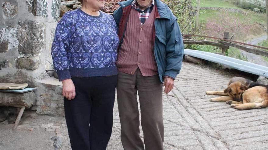 Herminio Llamazales, ayer, soplando las velas de su tarta de cumpleaños en su casa de Casielles.