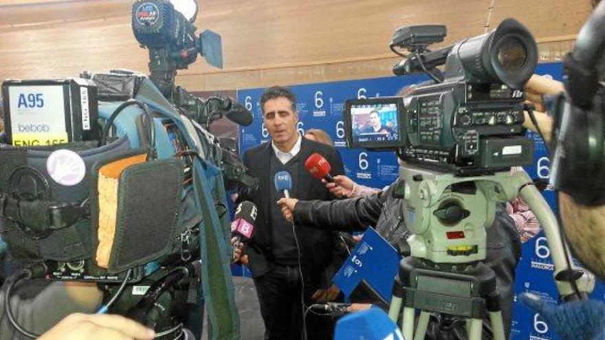 Miguel Induráin inmitten von Medienvertretern in der Palma Arena.