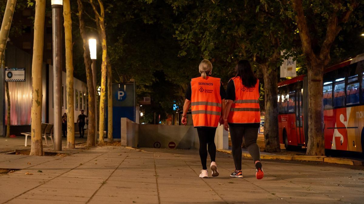 Dos serenos caminan por las calles de Mataró