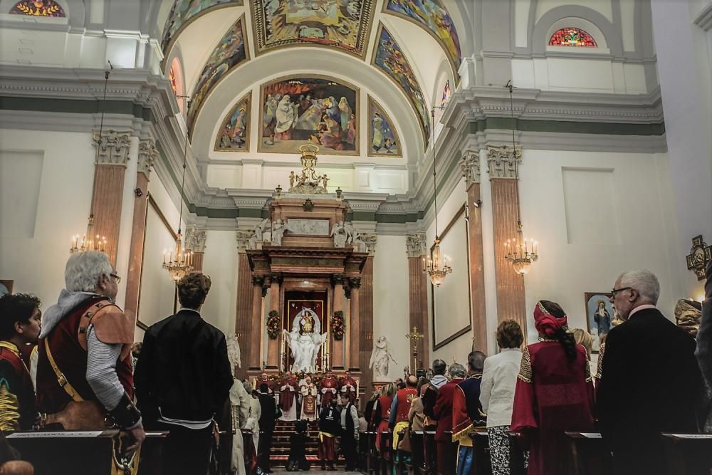 La procesión de la reliquia es uno de los actos que más agradan a los alcoyanos en el día dedicado al patrón San Jorge.