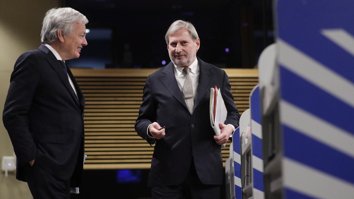 Los comisarios europeos de Justicia y Presupuestos, Didier Reynders y Johannes Hahn.