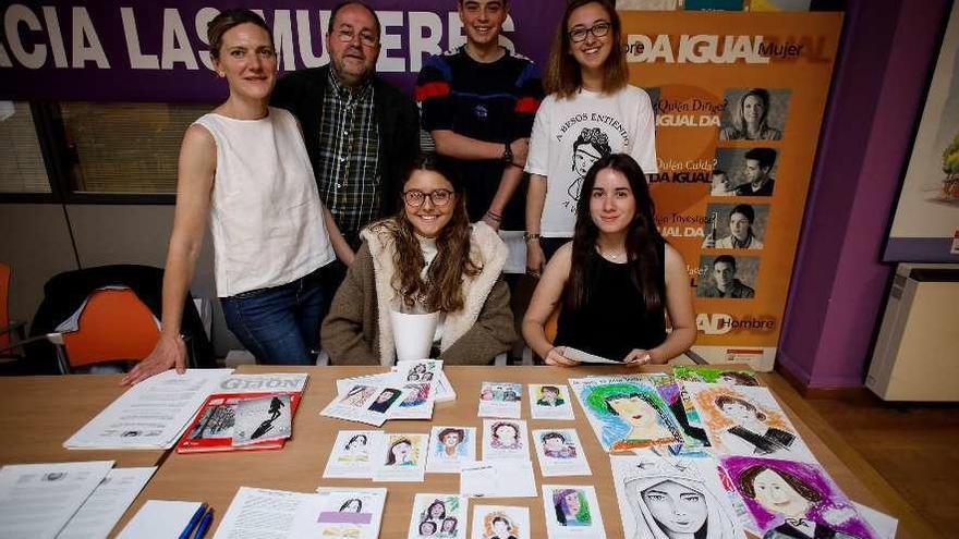 Sonia Segarra (izquierda), Luis Miguel Piñera y alumnos del colegio Liceo La Corolla, durante la presentación del trabajo en la Casa de Encuentros de las Mujeres.