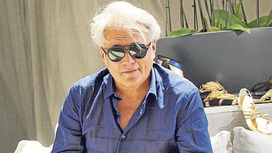 Giuseppe Zanotti posa rodeado de sus zapatos en el Hotel Destino.