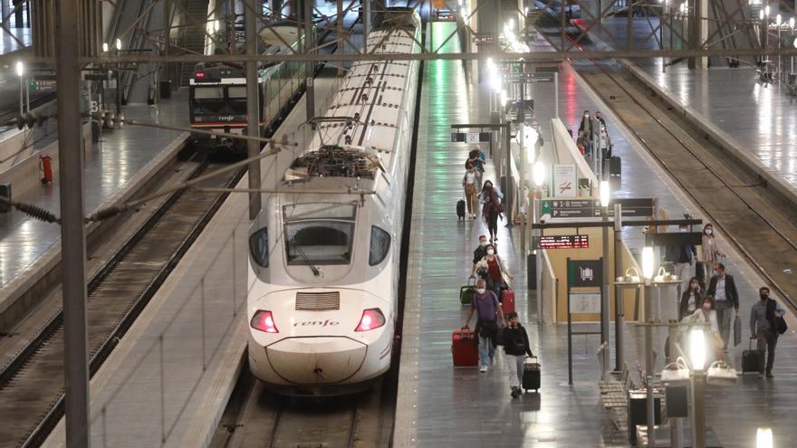 Un fallo en el cierre de puertas de un AVE obliga a esperar media hora en la estación Delicias de Zaragoza para subir al tren