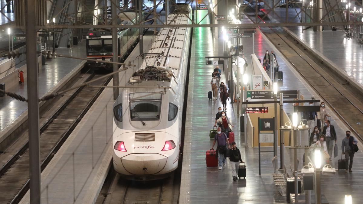Un tren de la línea AVE en la estación Delicias de Zaragoza, este jueves.