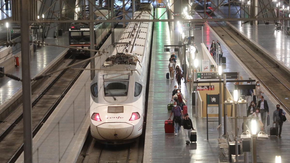 Un tren de la línea AVE en la estación Delicias de Zaragoza.