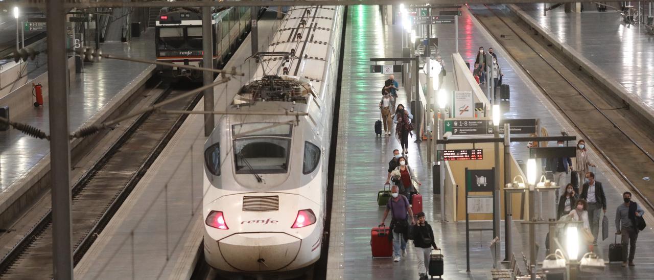 Un tren de la línea AVE en la estación Delicias de Zaragoza, hace unas semanas