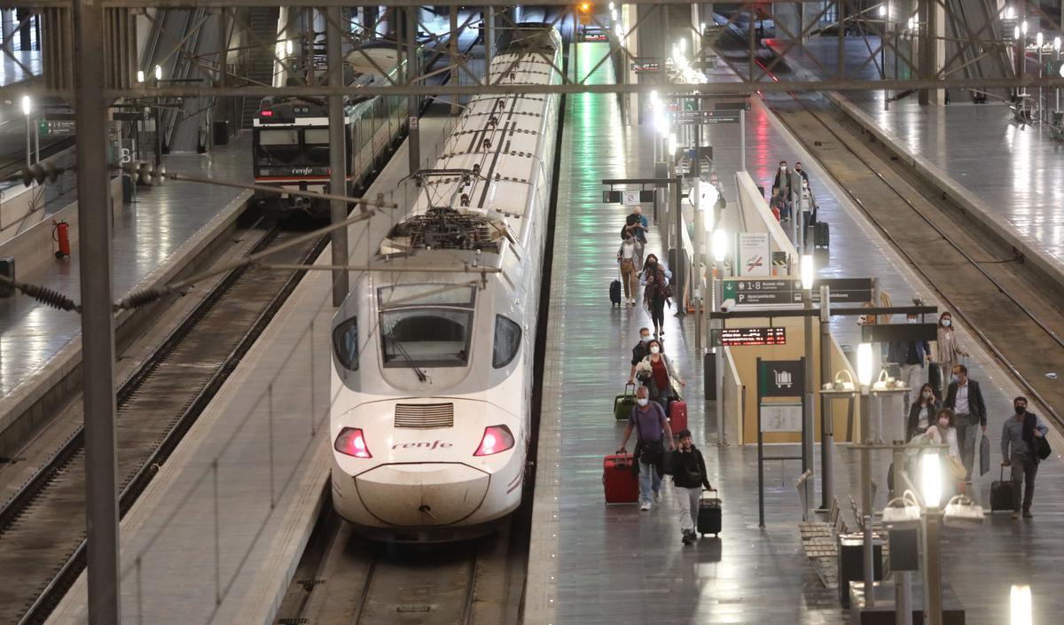 Un tren de la línea AVE en la estación Delicias de Zaragoza