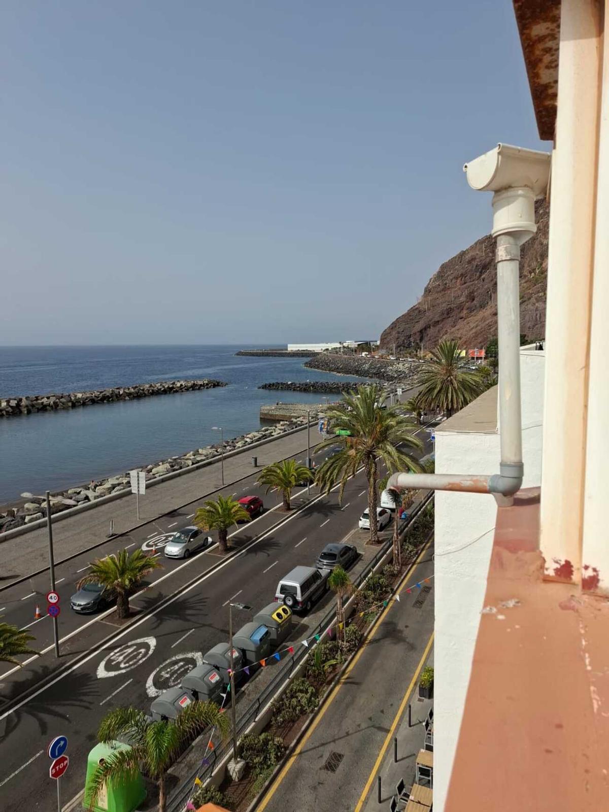 Colas por el carril bus en la playa de Las Teresitas