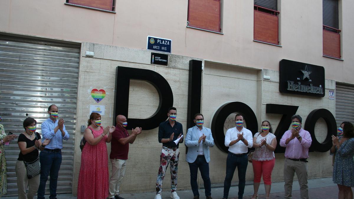 Marisol Sánchez, María Dolores Chumilla, José Ángel Ponce, Gloria Martín, Pedro Sosa, Rubén Benítez, Diego José Mateos, Francisco Morales, Antonia Pérez y Antonio Navarro, tras descubrirse la placa de la Plaza Arcoíris.