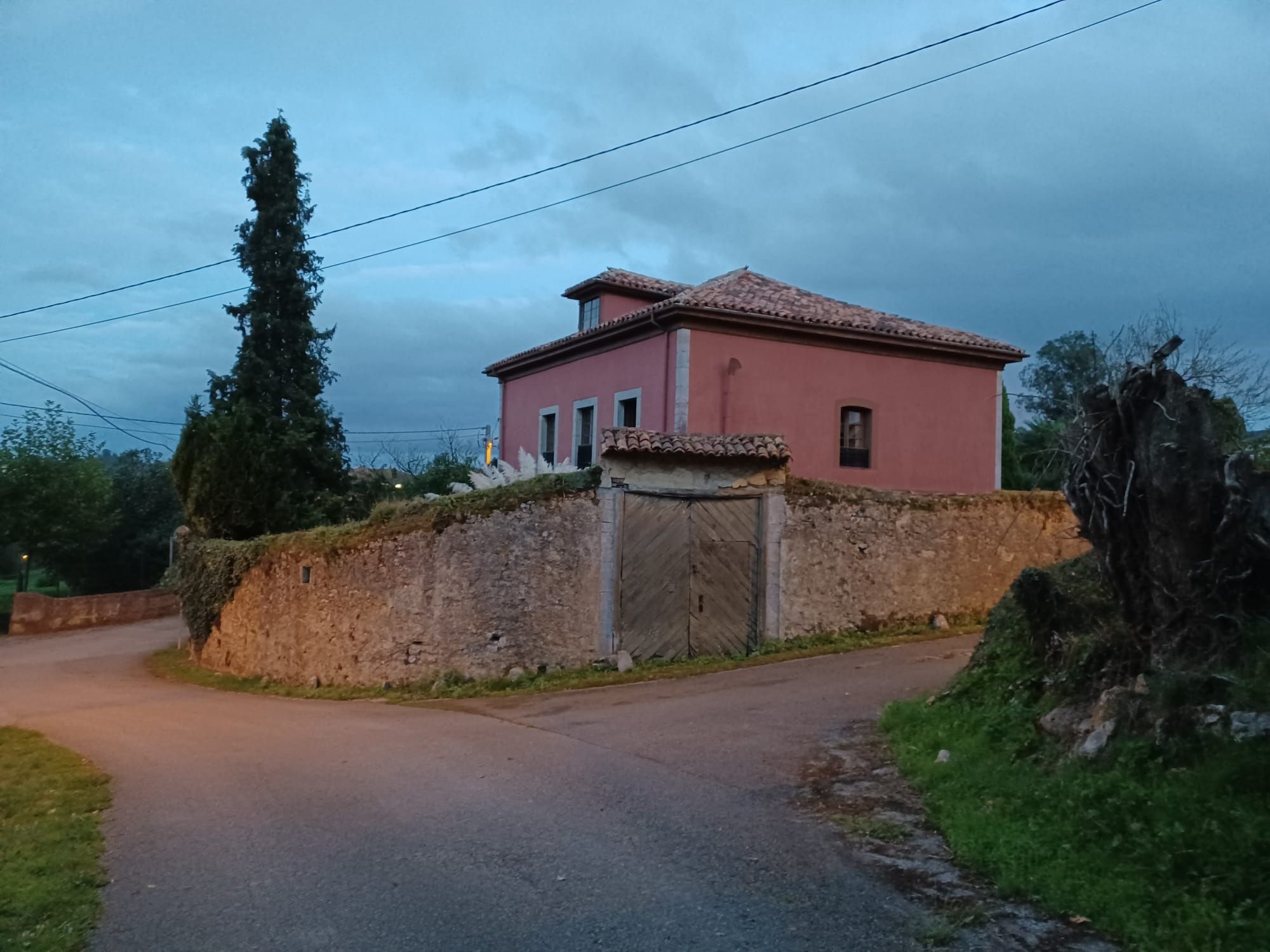 Llanera indiana: casas, plazas y escuelas, la huella de los que marcharon a hacer las Américas