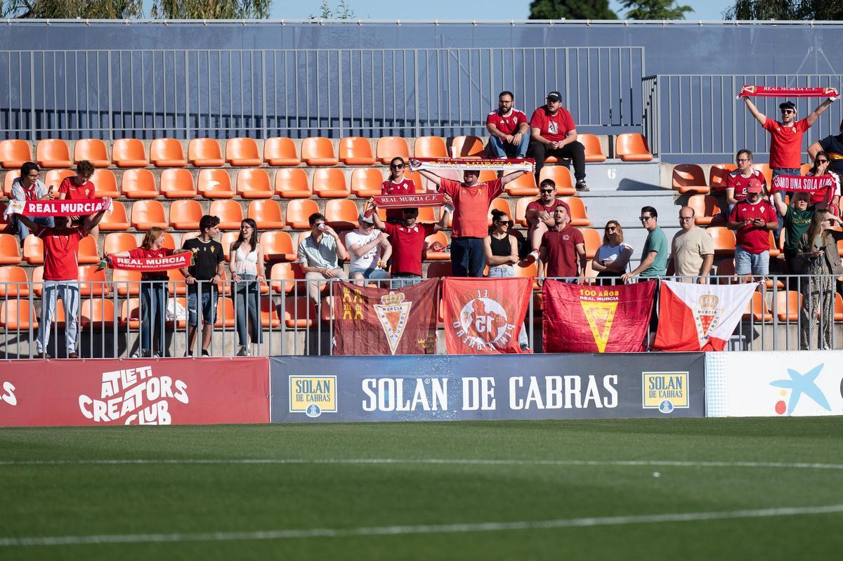 Aficionados del Real Murcia viendo el partido en el Cerro del Espino