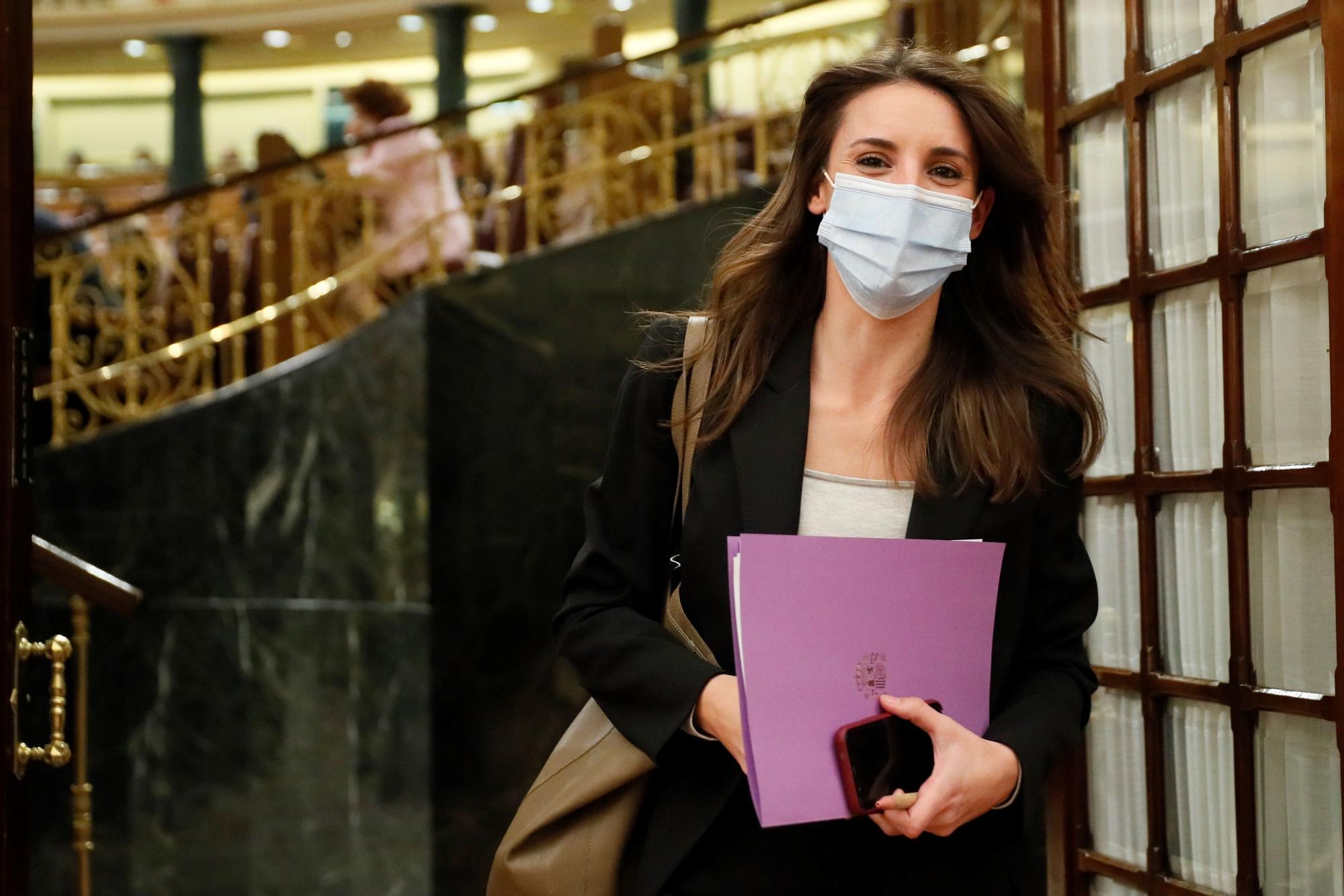 La ministra de Igualdad, Irene Montero, tras comparecer en el Pleno del Congreso de los Diputados.