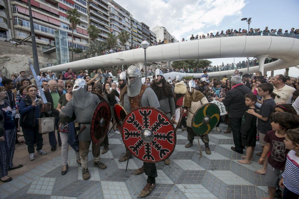 Los vikingos llegaron en barco al Postiguet y recorrieron el centro de la ciudad repartiendo entradas