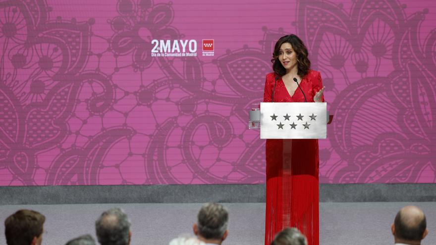 Ayuso reivindica Madrid como la &quot;plaza mayor de todos&quot; y cede la crítica a Sánchez al PP: &quot;No va a robarnos el país&quot;