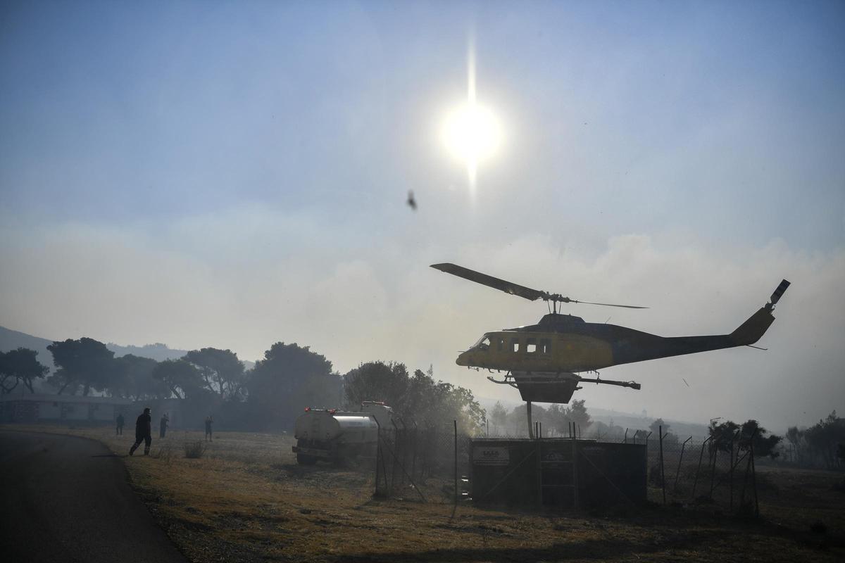 Dos grandes incencios cerca de Atenas obligan a evacuar a miles de personas