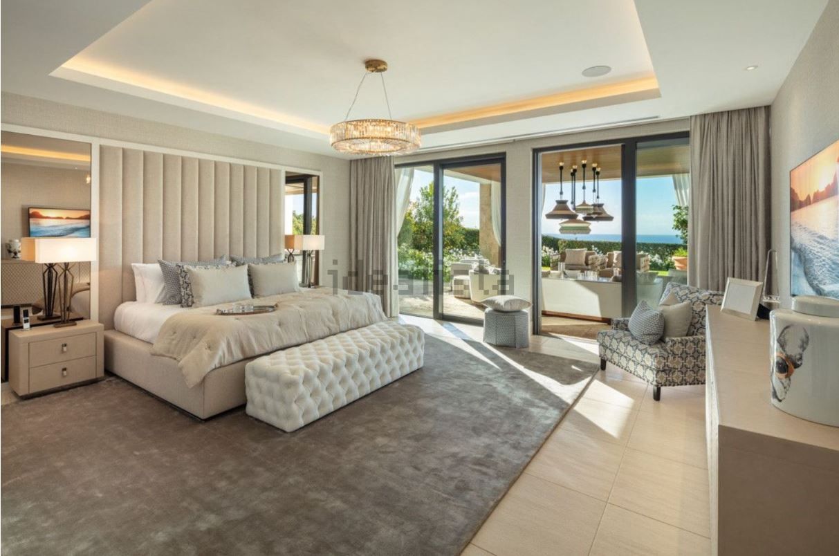 Vivienda valorada en 27,5 millones de euros y ubicada en una de la comunidades cerradas más prestigiosas de Marbella (Málaga): Cascada de Camoján, en las estribaciones de Sierra Blanca. Tiene 9 habitaciones y casi 2.500 m2.