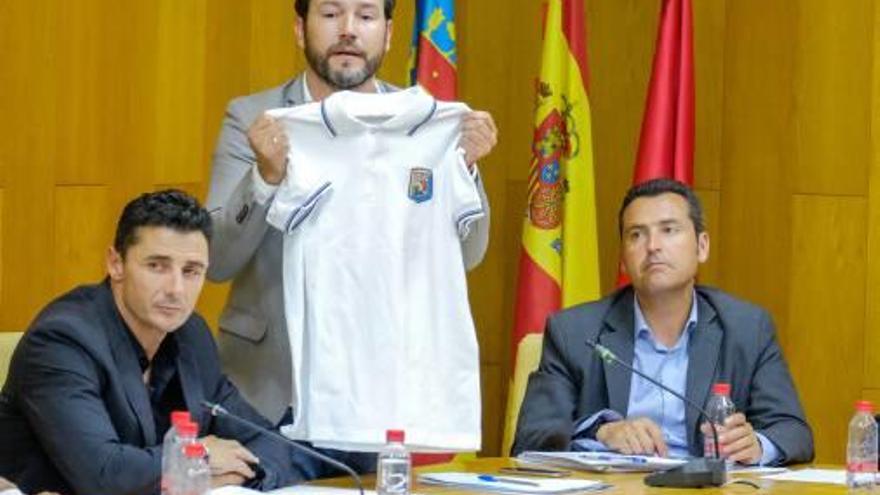 El concejal del PP, Fran Muñoz, con una camiseta de la Sagrada Familia.