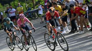 Mikel Landa, con Richard Carapaz y Jai Hindley, a rueda.