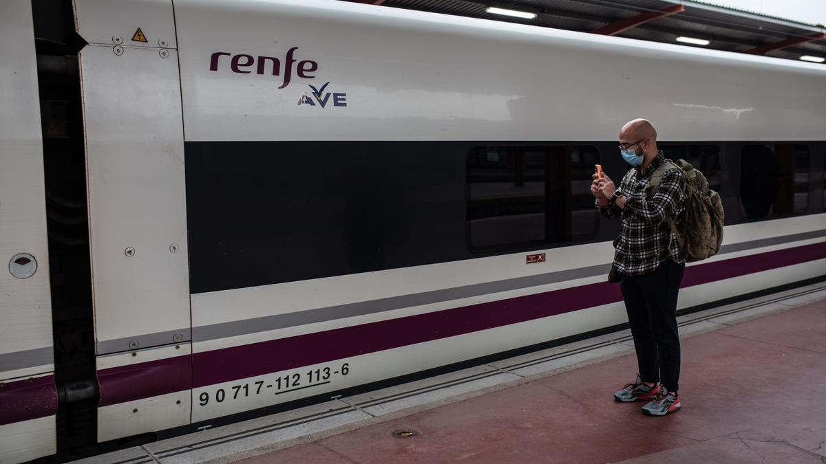 Un viajero, a punto de tomar en AVE entre Madrid y Zamora