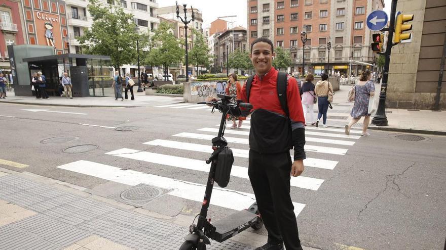 En imágenes: La división de opiniones en las calles de Gijón por la prohibición de los patinetes en el centro
