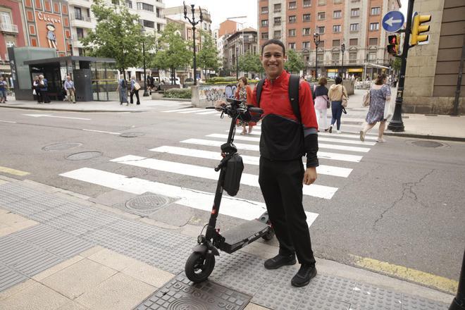 En imágenes: La división de opiniones en las calles de Gijón por la prohibición de los patinetes en el centro.