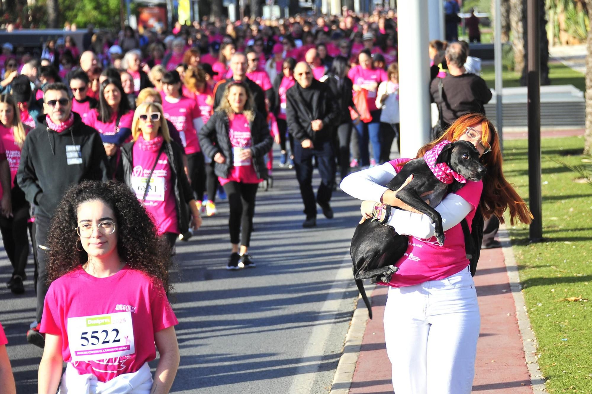 Una marea rosa imparable contra el cáncer de mama en Elche