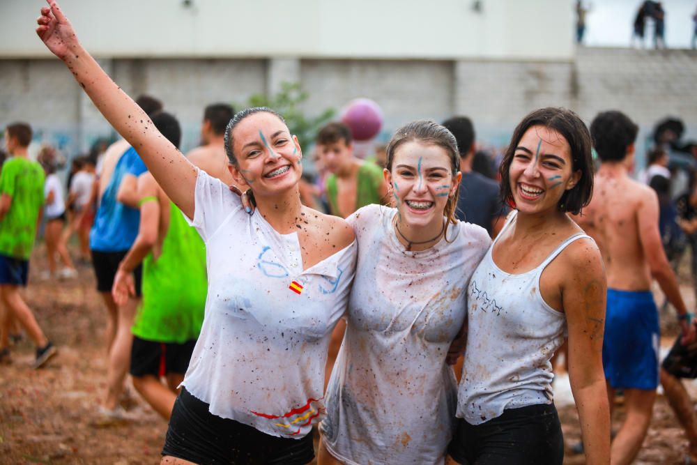 Angesichts des Regenwetters auf Mallorca wurde die traditionelle Traubenschlacht zur Weinernte am Samstag (16.9.) zur Schlammschlacht.