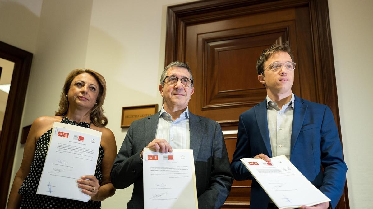 La diputada de Coalición Canaria Cristina Valido; el portavoz del PSOE en el Congreso, Patxi López y el diputado de Sumar Iñigo Errejón, durante el registro de la Proposición de Ley.