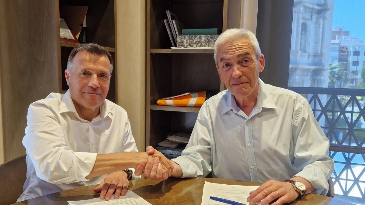 Jorge Monferrer y Juan Canós en el momento de formalizar la firma del acuerdo.