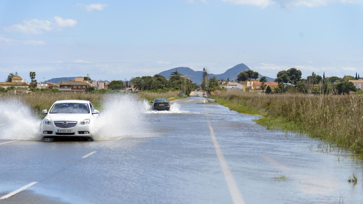 La carretera que conecta Punta Brava con Los Alcázares, inundada tras unas fuertes lluvias.