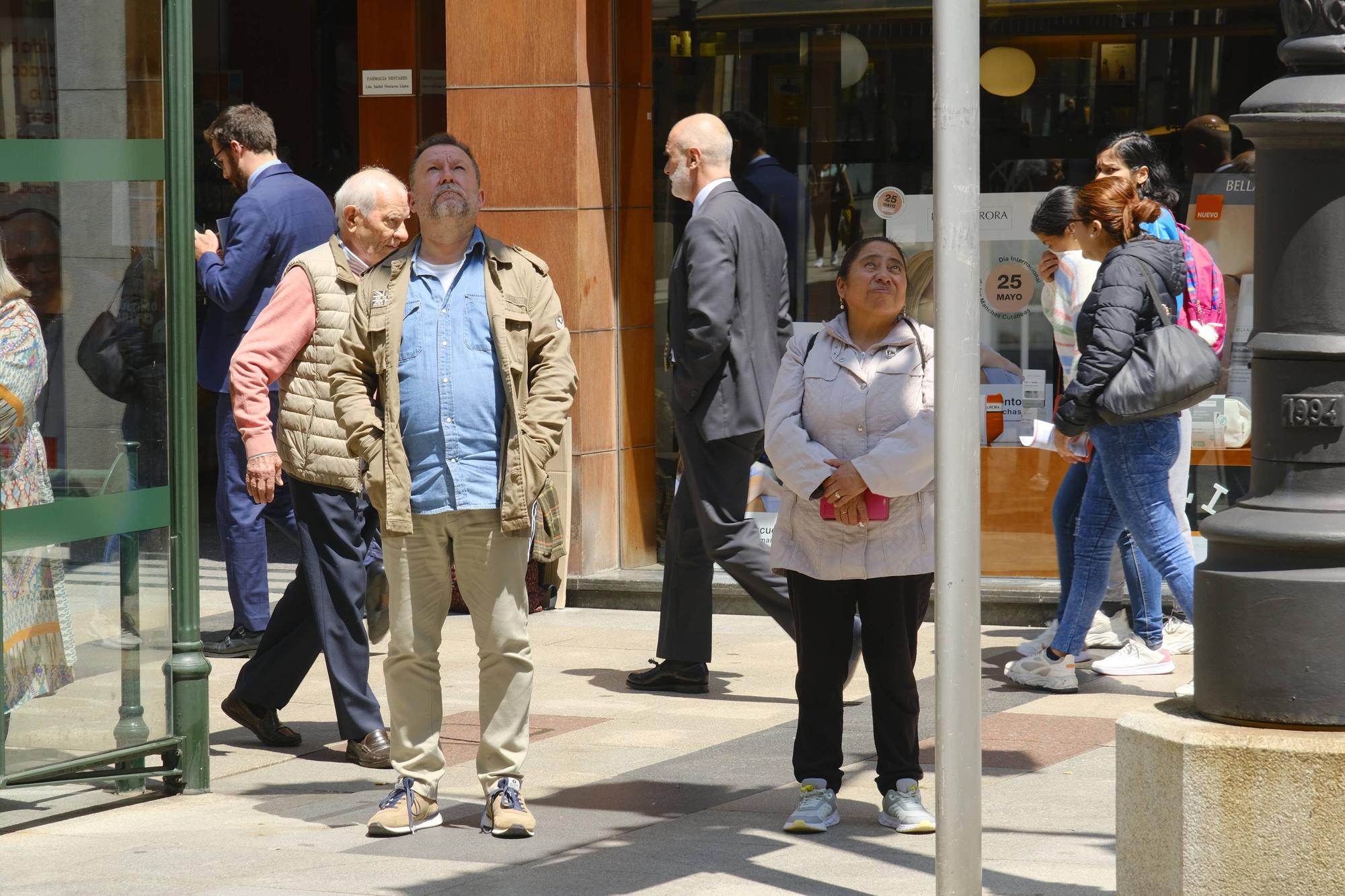Alarme en la calle Uría de Oviedo por la caída de cascotes en plena vía pública