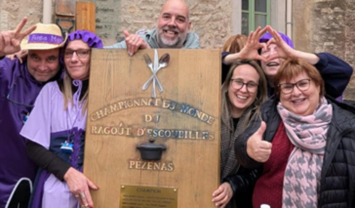 Divertida imagen de los concejales de Bellreguard con vecinos de Pézenas
