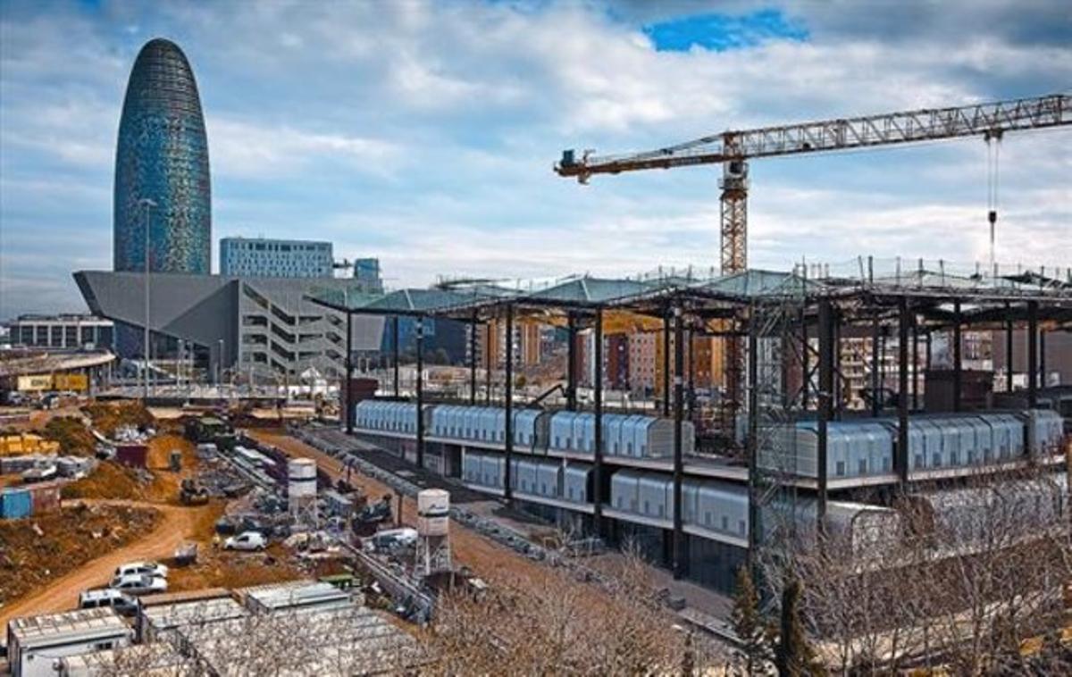 Fase final d’obres dels Encants, amb els mòduls de venda ja instal·lats. Fase final d’obres dels Encants, amb els mòduls de venda ja instal·lats.