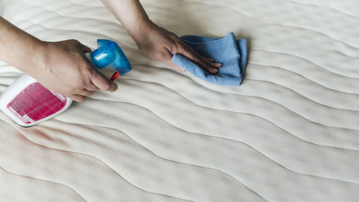 El truco de limpieza para eliminar las manchas amarillas del colchón