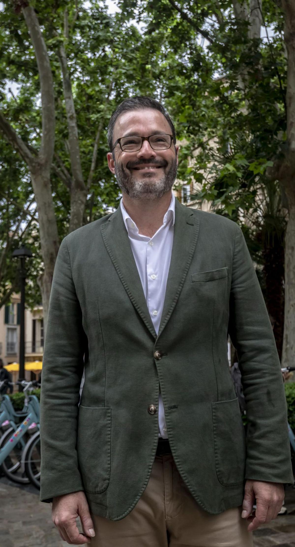 El candidato socialista a Cort en la plaza de Santa Eulàlia. | B.RAMON