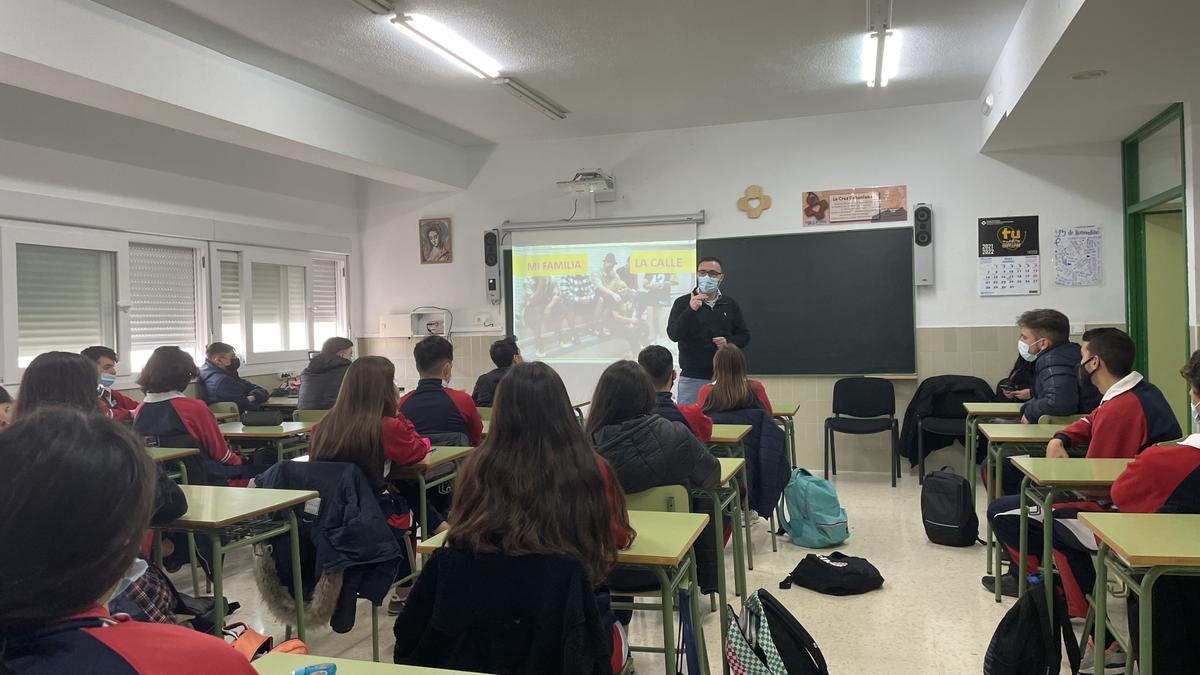 Óscar Peralta durante su charla a los alumnos del colegio Padre Dehon de Novelda.