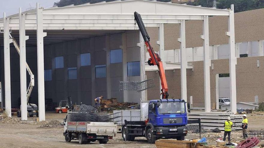 Las obras de la nueva nave de Asla, en el polígono de Villallana.