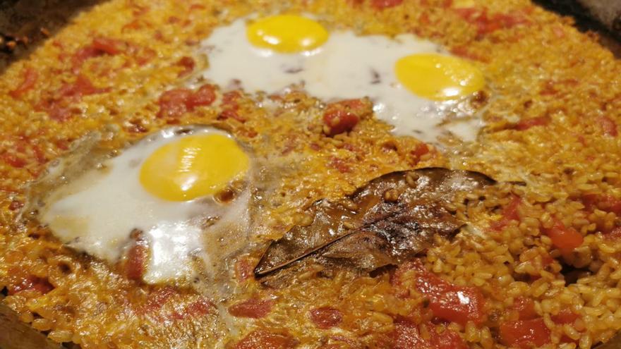 Arròs sec amb tomàtiga