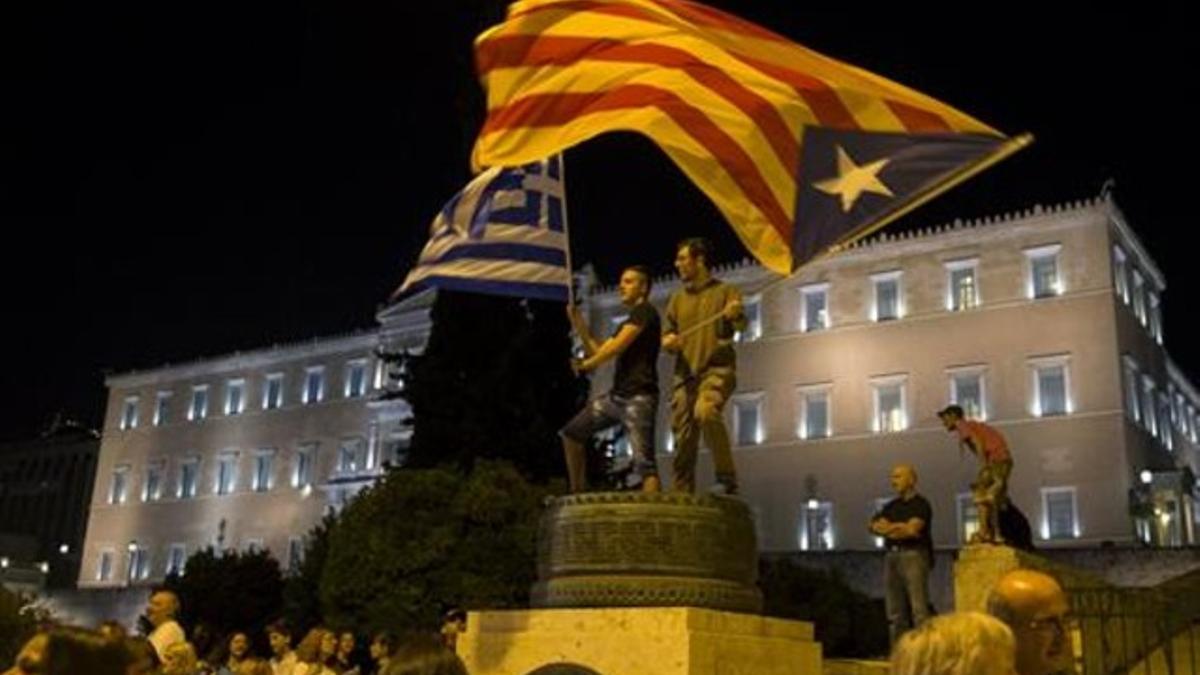 Una 'estelada' exhibida en una manifestación en Atenas.