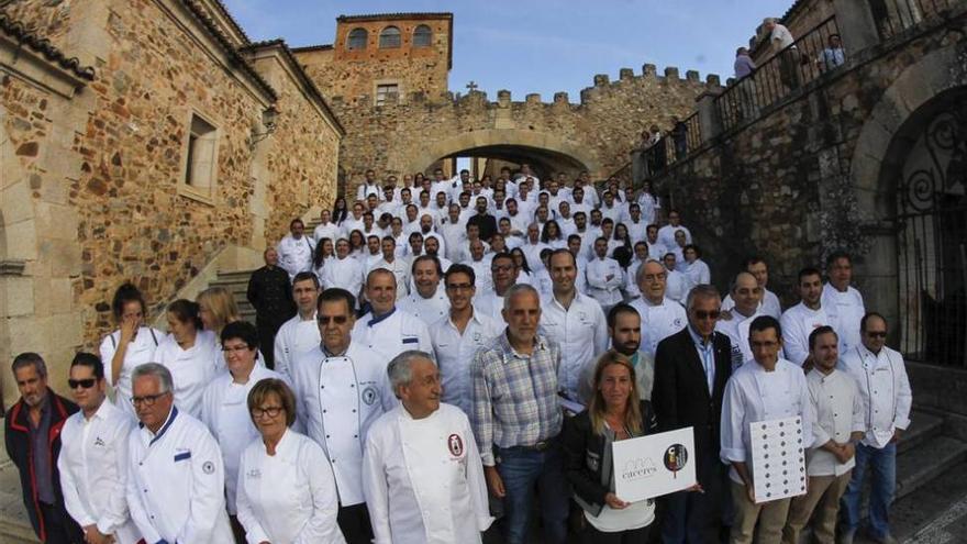 Cáceres estrena capitalidad en la plaza Mayor con la apertura de su oficina técnica