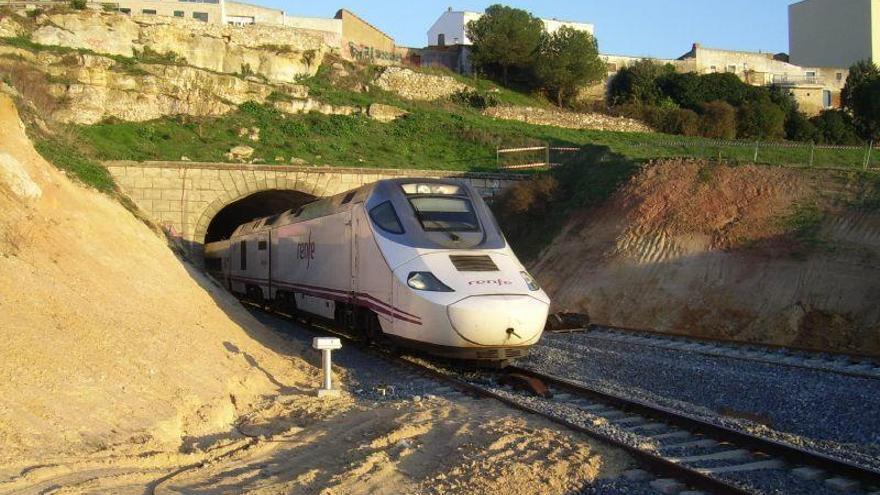 Un Alvia, a su paso por el túnel del Bolón hacia Valorio