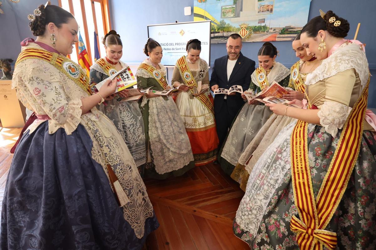 12/05/2026. VILA-REAL. En el Gran Casino, presentación del llibret de las fiestas de Sant Pasqual. Fotos variadas del acto, de la reina y las festeras ojeando el programa, etc.