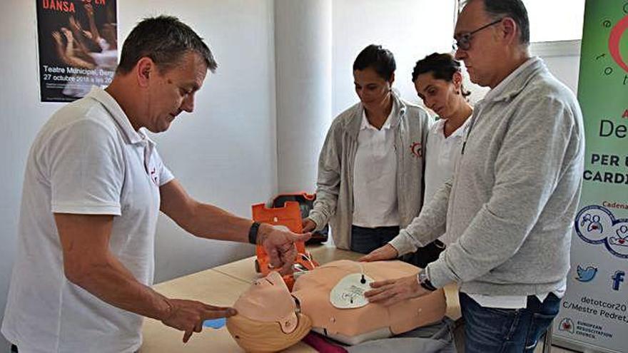 Quatre dels membres de l&#039;associació De tot cor a la seva nova seu, a l&#039;hotel d&#039;entitats de Berga