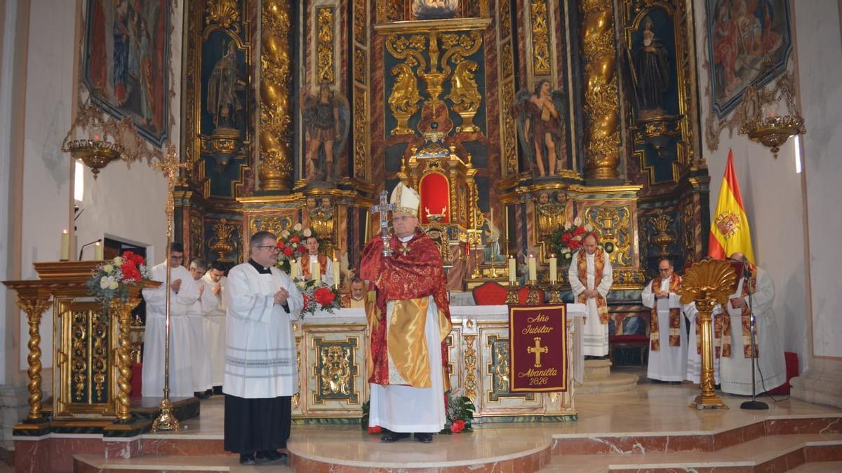 Bendición con la Santísima Cruz realizada a los visitantes y peregrinos de la apertura jubilar.