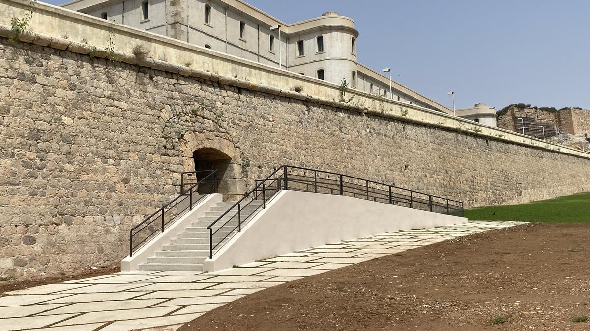Rampa de hormigón construida junto a la Muralla Carlos III, en la Cuesta del Batel.