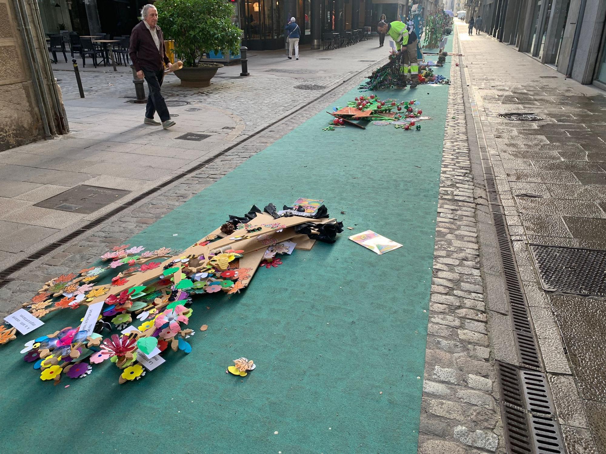 Destrossen part del muntatge de Temps de Flors del carrer Nou