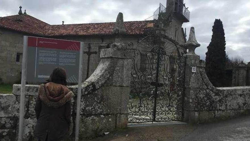 El panel informativo de la iglesia de San Fiz.